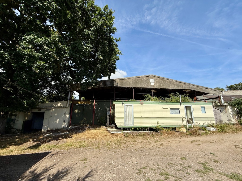 Lot: 80 - EQUESTRIAN FACILITY - INDOOR MANÈGE, STABLES, PADDOCKS AND ACCOMMODATION - Sand school and mobile home